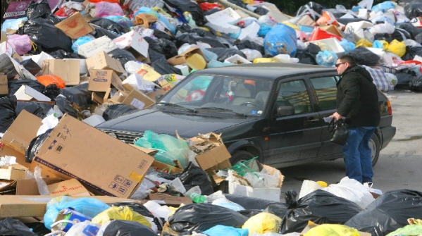 Rifiuti a Napoli: entro metà gennaio l’Europa vuole una risposta Rifiuti a Napoli: entro metà gennaio l’Europa vuole una risposta